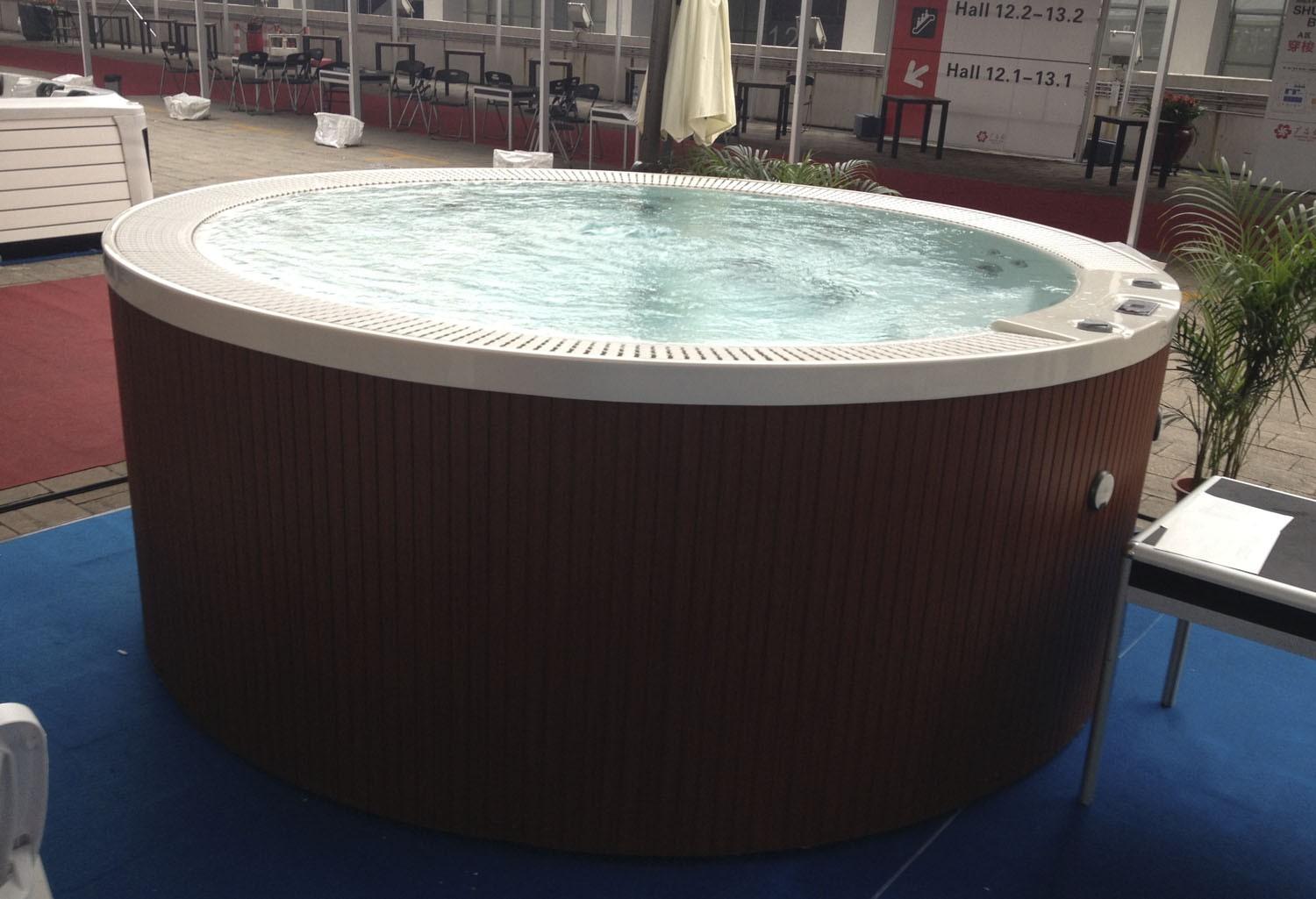 Gigantischer Außenwhirlpool AR-004